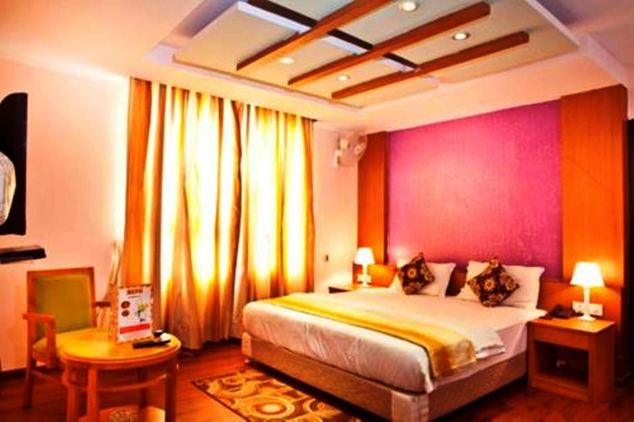 Hotel Vipul Grand Gurgaon Exterior photo