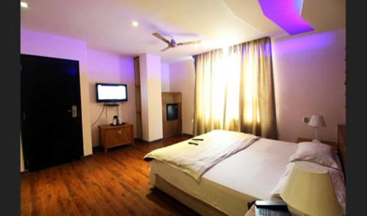Hotel Vipul Grand Gurgaon Exterior photo