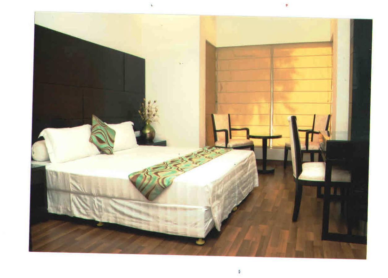 Hotel Vipul Grand Gurgaon Exterior photo