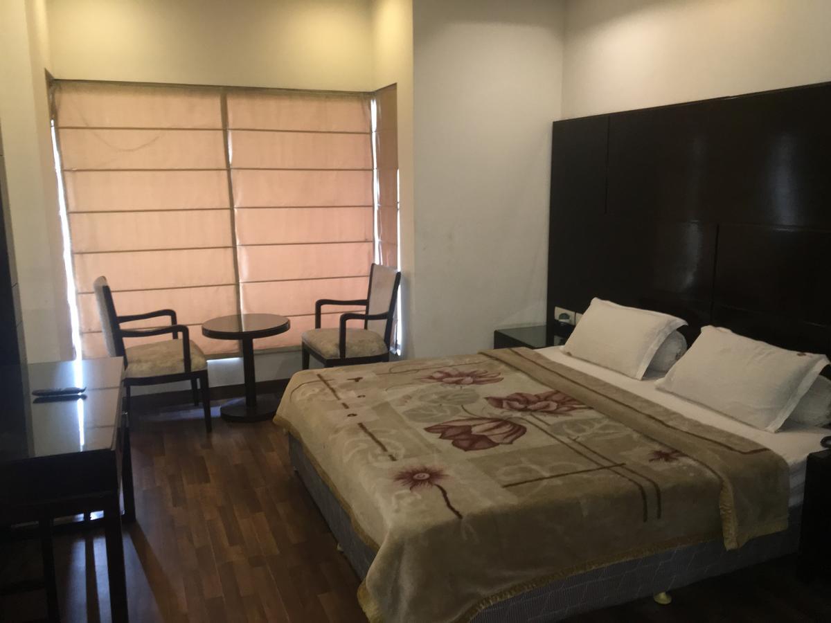 Hotel Vipul Grand Gurgaon Exterior photo