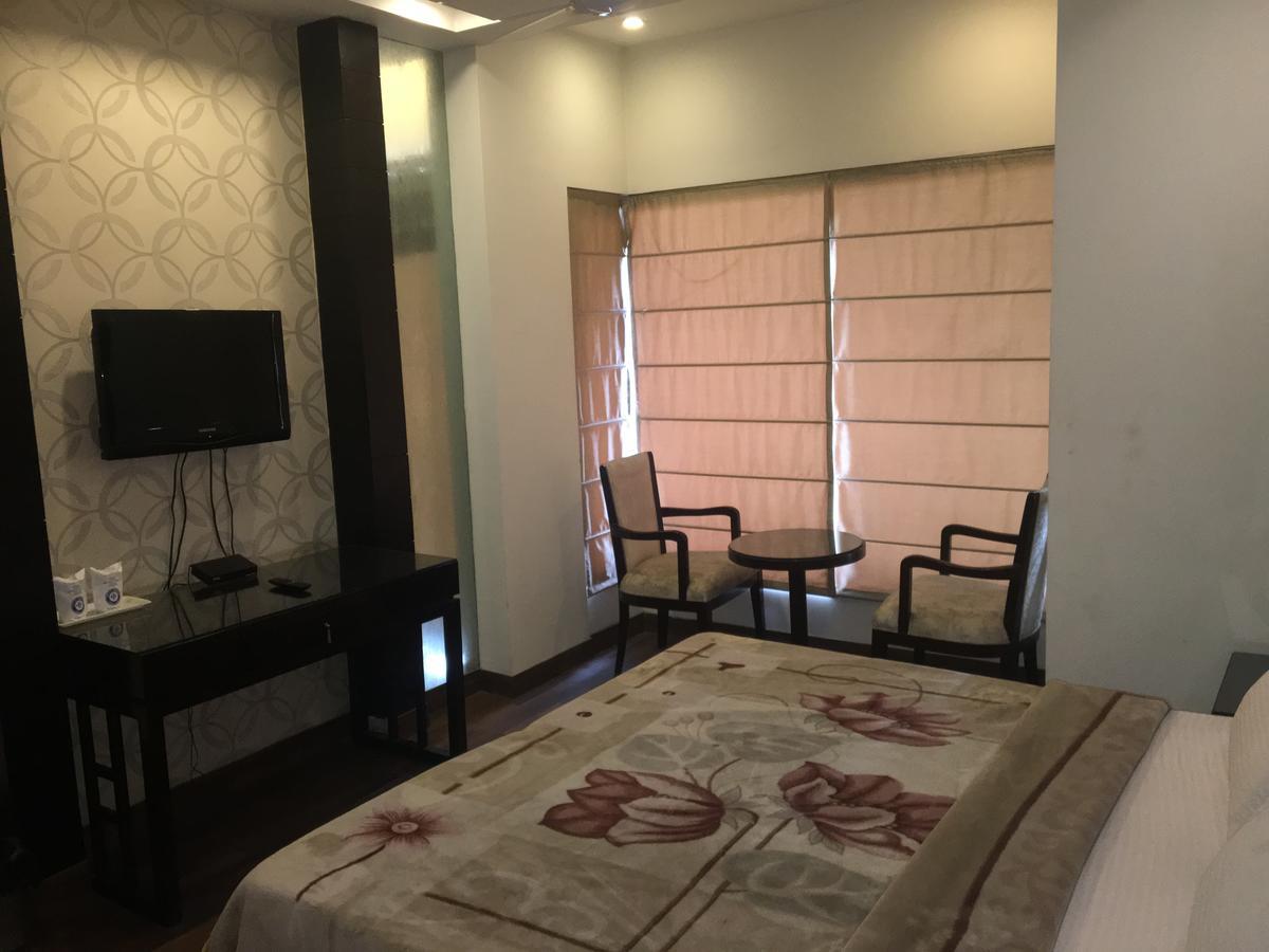 Hotel Vipul Grand Gurgaon Exterior photo